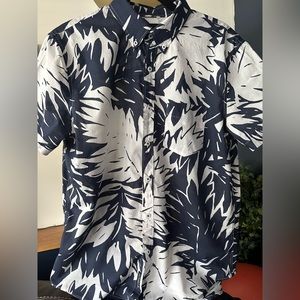 Men’s American Eagle shirt sleeve “Hawaiian” shirt size L